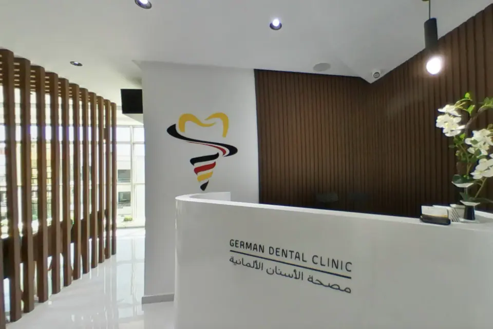 Empfang der German Dental Clinic in Agdal, Rabat, mit dem Logo der Klinik
