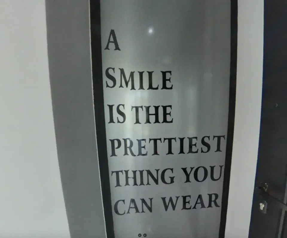 Wanddekoration der Klinik: A smile is the prettiest thing you can wear