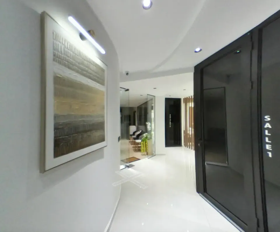 Flur und Behandlungszimmer der German Dental Clinic
