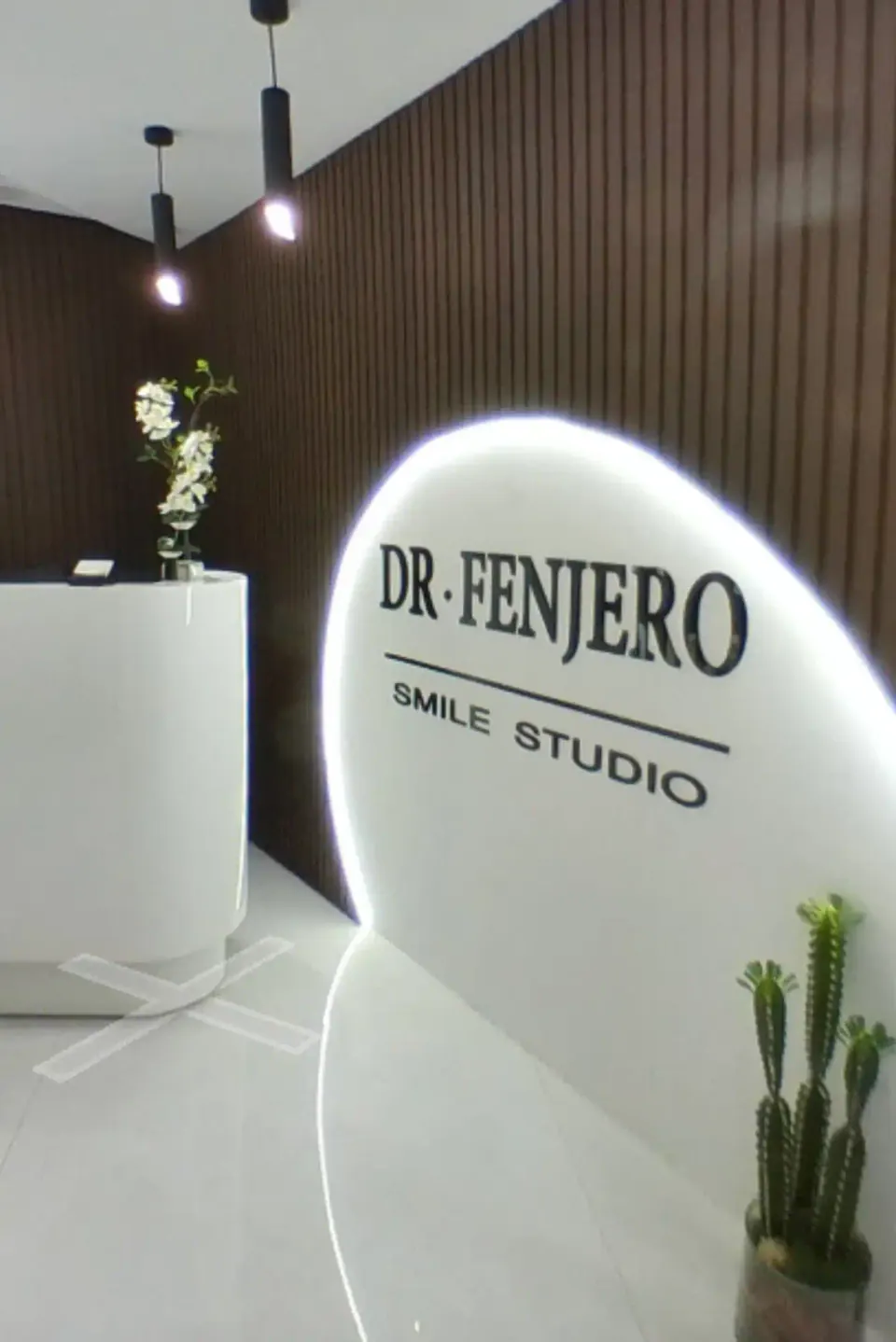 Schild Dr Fenjero Smile Studio am Empfang